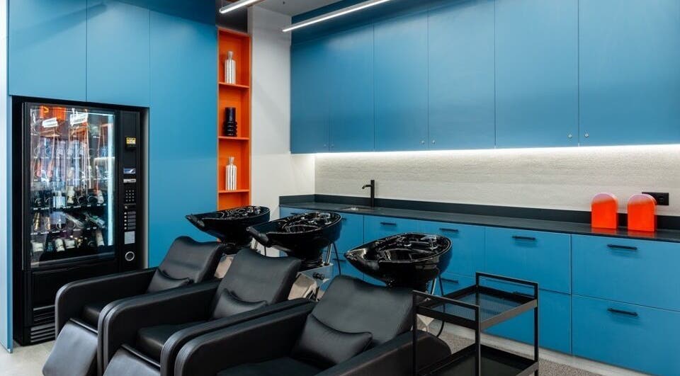 Interior moderno do salão Haroldo Jr. | Solo Concept, Lisboa, Lisboa, PT com lavatórios elegantes e armários azuis.