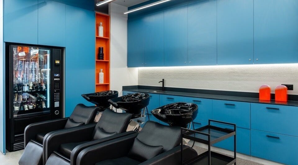 Interior moderno do salão Haroldo Jr. | Solo Concept, Lisboa, Lisboa, PT com lavatórios elegantes e armários azuis.