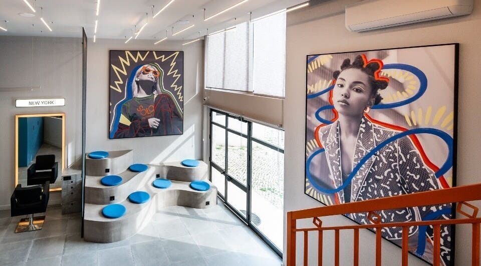 Interior moderno de Haroldo Jr. | Solo Concept, Lisboa, Lisboa, PT com arte vibrante e assentos inovadores.