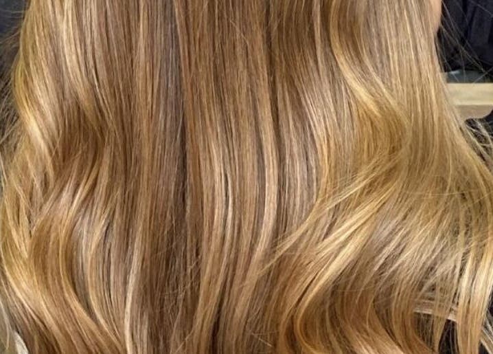 Cabelo loiro ondulado na Haroldo Jr. | Solo Concept, Lisboa, Lisboa, PT oferece estilo moderno e autêntico.