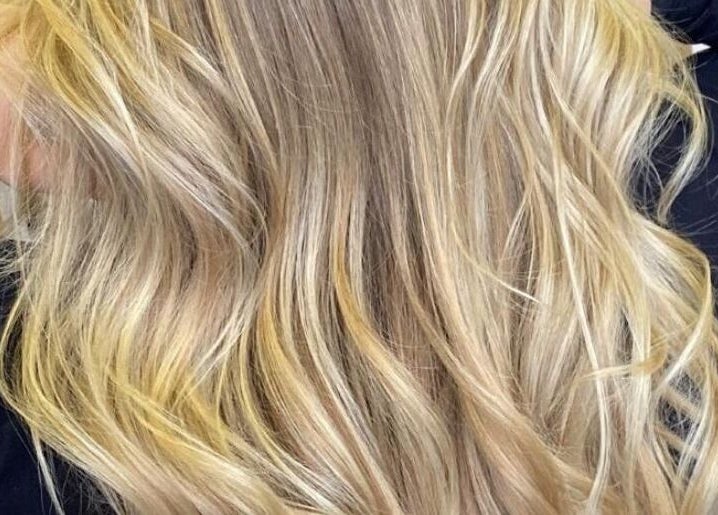 Cabelos loiros ondulados vistos no Haroldo Jr. | Solo Concept, Lisboa, Lisboa, PT.