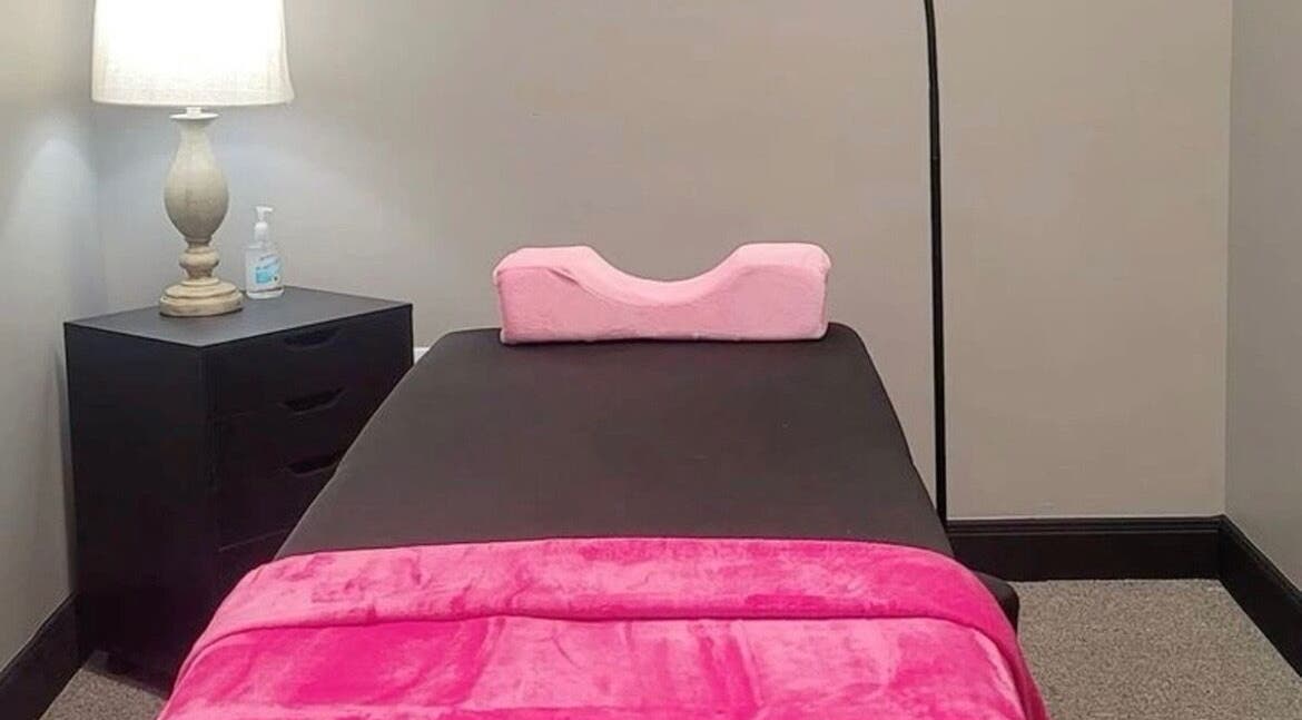 Cozy treatment room at Jaytee’s Beauty Bar in Rustenburg, North West, ZA, with pink accents and soft lighting.