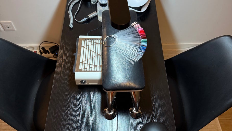 Station manucure moderne chez Nails & Ink By Péroline, Villeurbanne, Auvergne-rhône-alpes, FR.