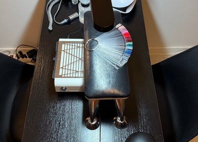 Station manucure moderne chez Nails & Ink By Péroline, Villeurbanne, Auvergne-rhône-alpes, FR.