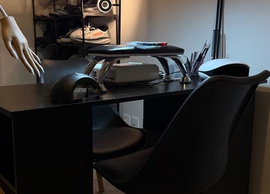 Espace manucure moderne chez Nails & Ink By Péroline, Villeurbanne, Auvergne-rhône-alpes, FR.