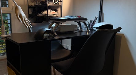 Espace manucure moderne chez Nails & Ink By Péroline, Villeurbanne, Auvergne-rhône-alpes, FR.