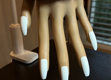 Main mannequin avec ongles blancs à Nails & Ink By Péroline à Villeurbanne, Auvergne-rhône-alpes, FR.