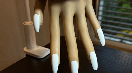 Main mannequin avec ongles blancs à Nails & Ink By Péroline à Villeurbanne, Auvergne-rhône-alpes, FR.