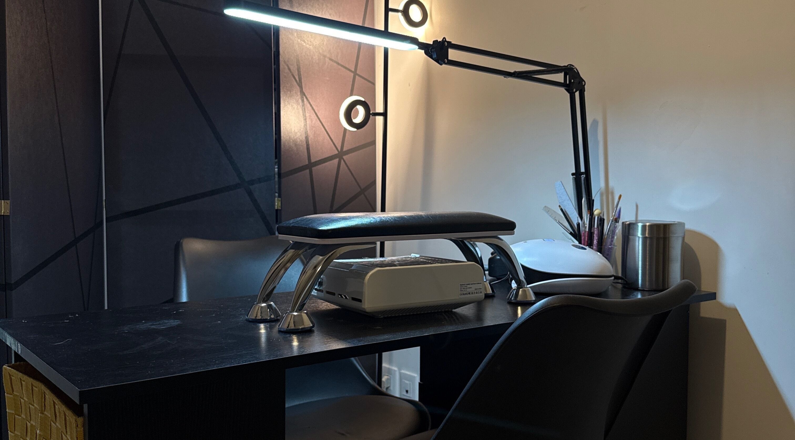 Espace manucure moderne chez Nails & Ink By Péroline à Villeurbanne, Auvergne-rhône-alpes, FR.