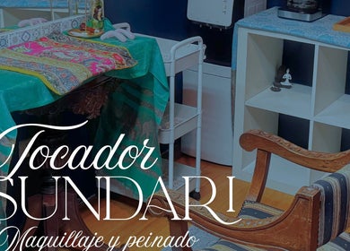 Elegante tocador en KB Studio, La Reina, Región Metropolitana, CL, con decoración colorida y muebles de madera.