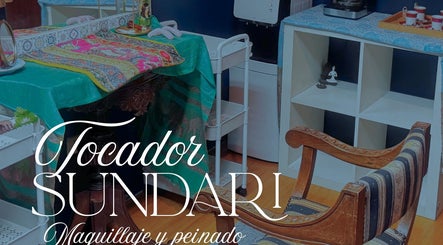 Elegante tocador en KB Studio, La Reina, Región Metropolitana, CL, con decoración colorida y muebles de madera.