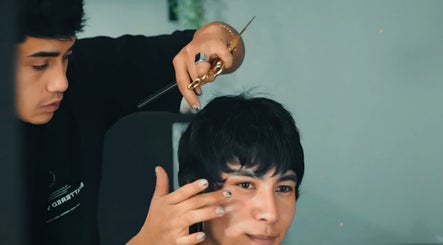 Estilista en Bastardos Studio, Guernica, Buenos Aires, realiza un corte de cabello.