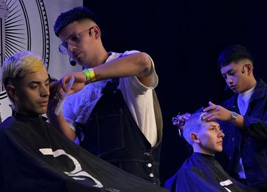 Estilistas de Bastardos Studio cortando cabello en Guernica, Provincia De Buenos Aires, AR.