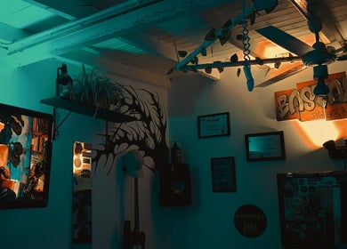 Interior moderno y artístico de Bastardos Studio en Guernica, Provincia De Buenos Aires, AR con decoración única.
