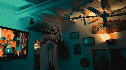 Interior moderno y artístico de Bastardos Studio en Guernica, Provincia De Buenos Aires, AR con decoración única.
