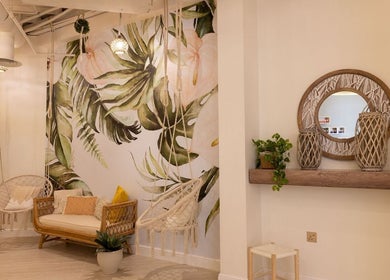 Relaxing lounge at Nails Glow - Al Rawdah, Riyadh with tropical decor and cozy seating.