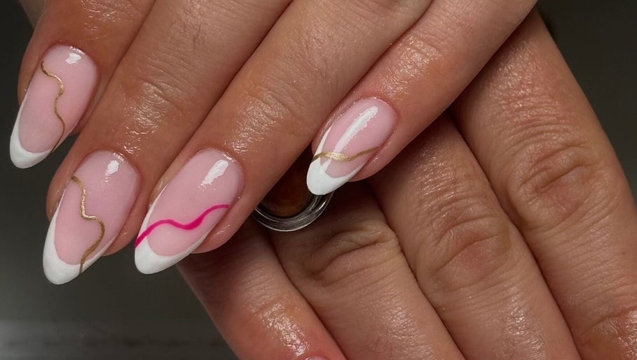 Design ongles moderne chez Nouny Nails Lab, Avignon, Provence-Alpes-Côte D'Azur, FR.