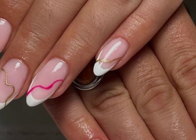 Design ongles moderne chez Nouny Nails Lab, Avignon, Provence-Alpes-Côte D'Azur, FR.