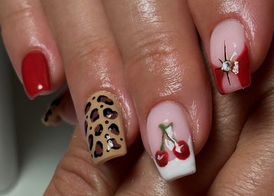 Designs de manucure artistique à Nouny Nails Lab, Avignon, Provence-alpes-côte D'azur, FR, avec motifs variés.