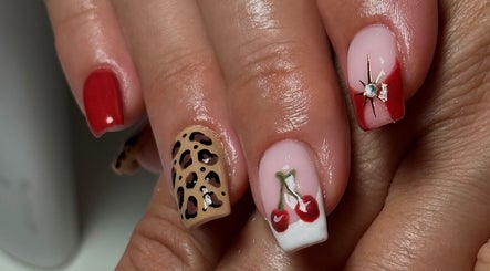 Designs de manucure artistique à Nouny Nails Lab, Avignon, Provence-alpes-côte D'azur, FR, avec motifs variés.