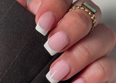 Manucure française chic à Nouny Nails Lab, Avignon, Provence-alpes-côte D'azur, FR. Ongles élégants et soignés.