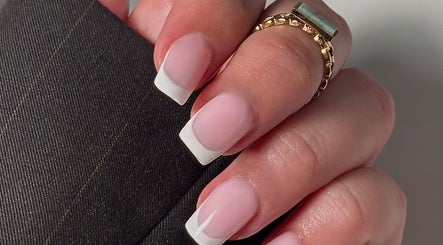 Manucure française chic à Nouny Nails Lab, Avignon, Provence-alpes-côte D'azur, FR. Ongles élégants et soignés.