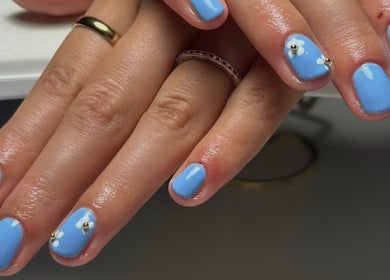 Manucure bleu brillant à Nouny Nails Lab, Avignon, Provence-alpes-côte D'azur, FR.