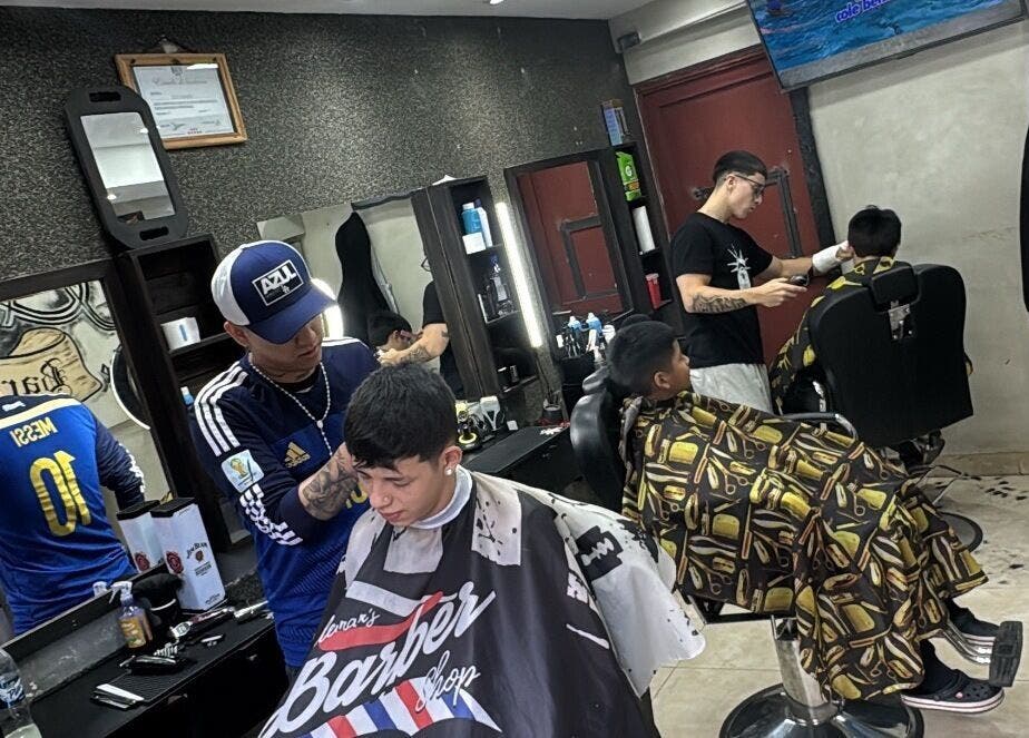 Barberos trabajando en Aldito Barber, Buenos Aires, Ciudad Autónoma De Buenos Aires, AR, ofreciendo cortes de precisión.