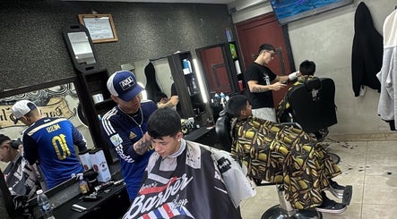Barberos trabajando en Aldito Barber, Buenos Aires, Ciudad Autónoma De Buenos Aires, AR, ofreciendo cortes de precisión.