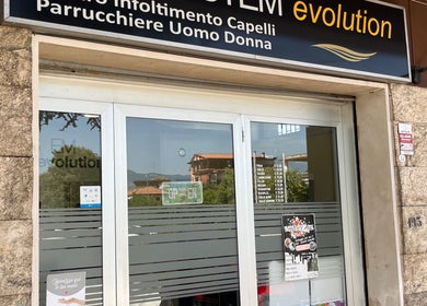 Ingresso del salone Timeless a Frosinone, Lazio, IT con insegne moderne.