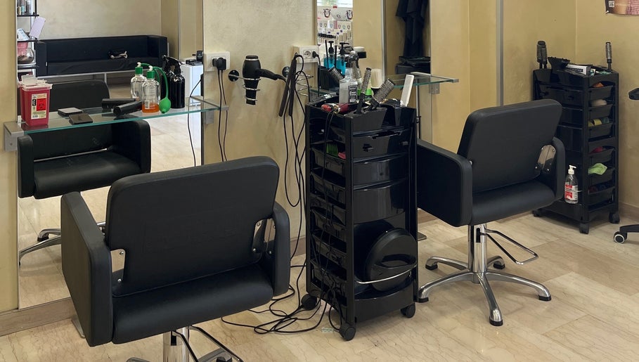 Interno del salone Timeless a Frosinone, Lazio, IT, con specchi e postazioni moderne.