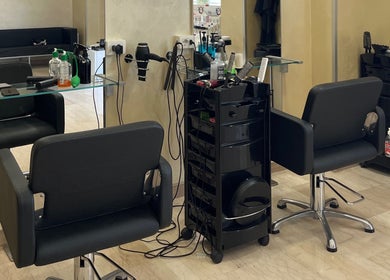 Interno del salone Timeless a Frosinone, Lazio, IT, con specchi e postazioni moderne.