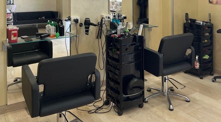 Interno del salone Timeless a Frosinone, Lazio, IT, con specchi e postazioni moderne.