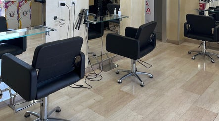 Postazione parrucchiere moderna a Timeless, Frosinone, Lazio, IT.