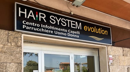 Facciata del salone Hair System Evolution a Frosinone, Lazio, IT vicino Timeless.