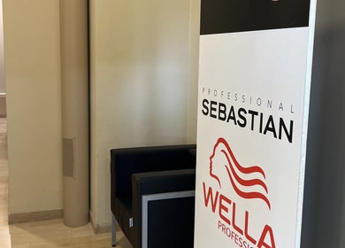 Interno di Timeless con segnaletica elegante a Frosinone, Lazio, IT.