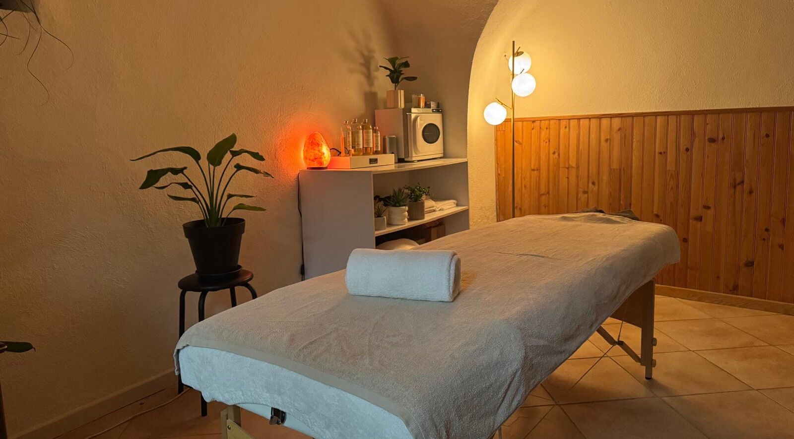 Salle de massage paisible à Nuwa Massage Bien Etre, Issoire, Auvergne-rhône-alpes, FR.