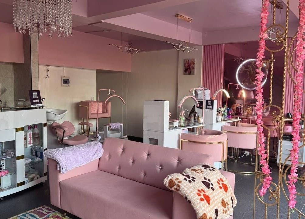 Bloom Velvet Spa S.A.S in Bogotá, D.C. offers a chic, pink-themed beauty lounge with modern decor.