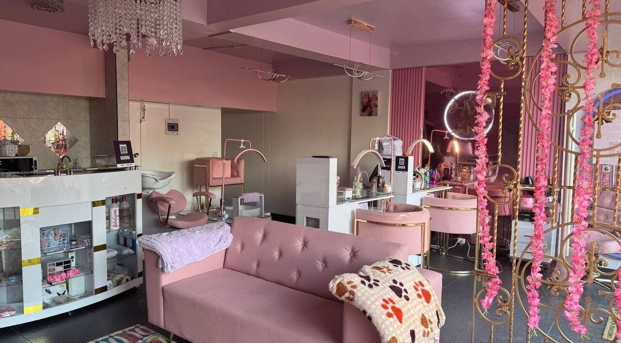 Bloom Velvet Spa S.A.S in Bogotá, D.C. offers a chic, pink-themed beauty lounge with modern decor.