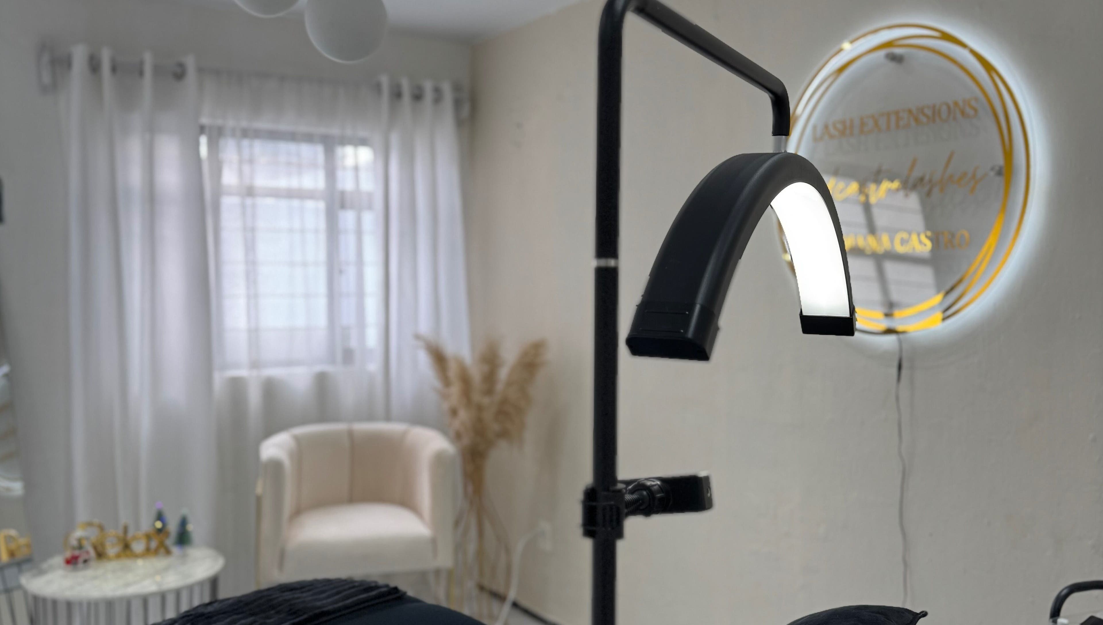 Interior luminoso de Diana Castro | BROWS & LASHES en Zapopan, Jalisco, MX con moderna lámpara de belleza.