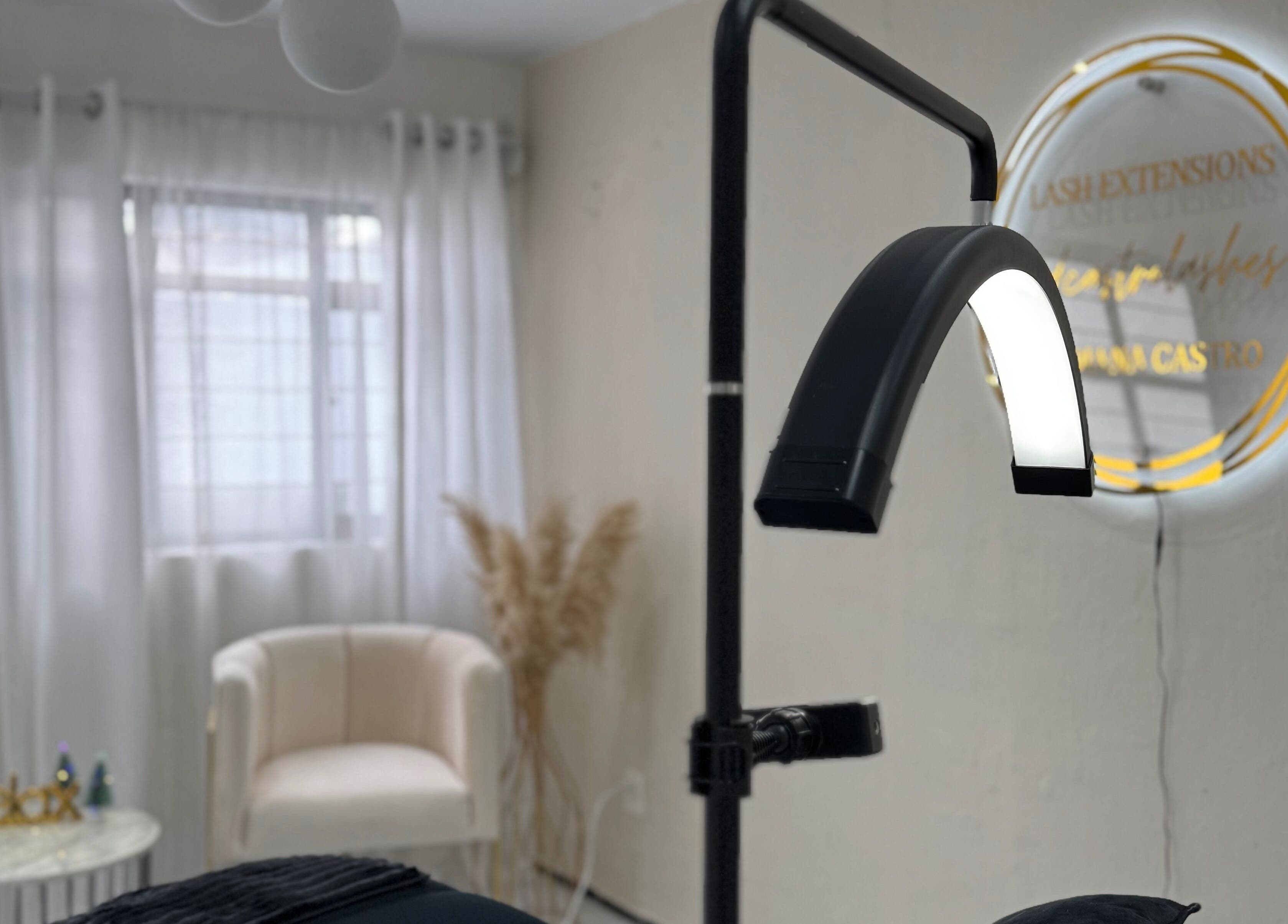 Interior luminoso de Diana Castro | BROWS & LASHES en Zapopan, Jalisco, MX con moderna lámpara de belleza.