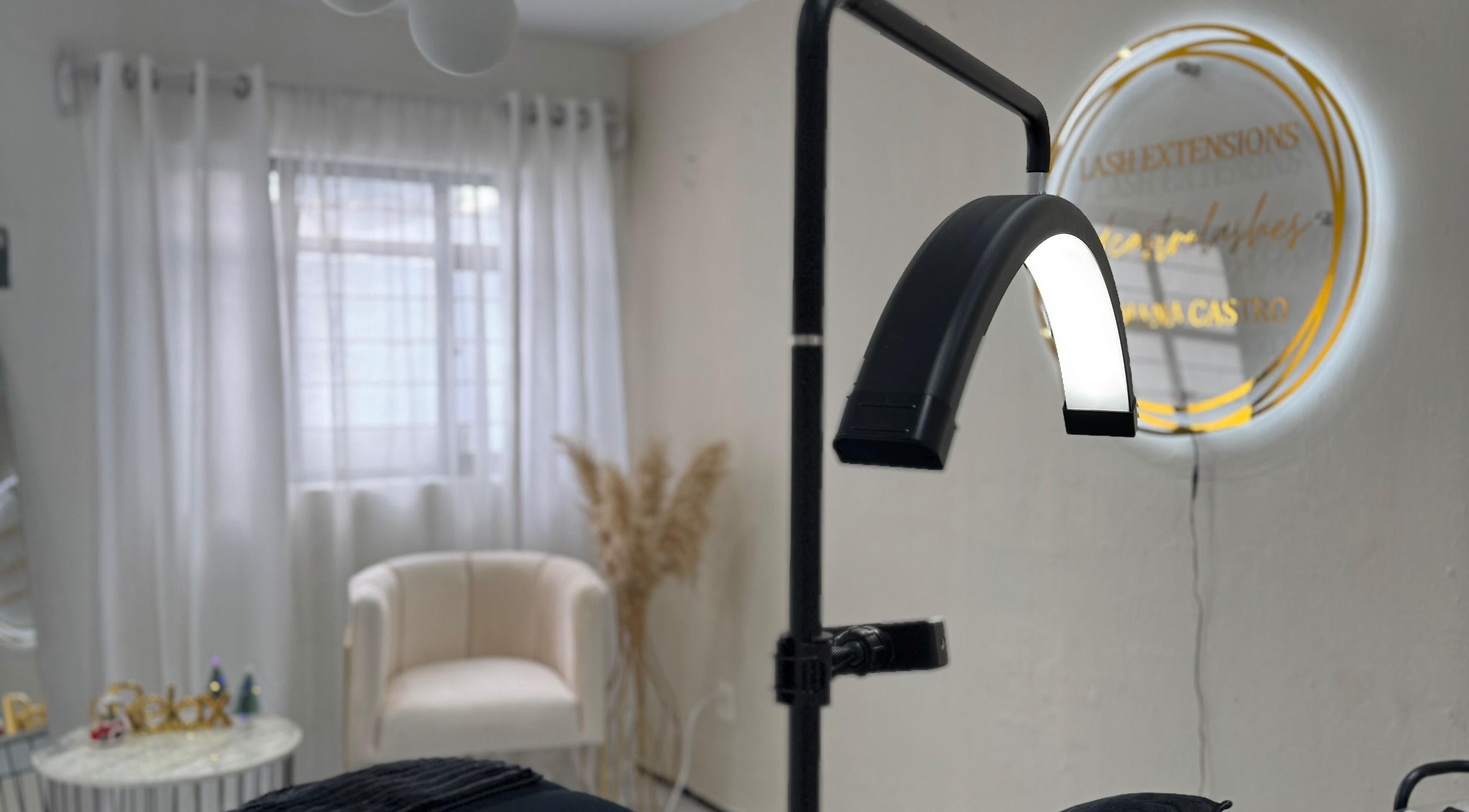 Interior luminoso de Diana Castro | BROWS & LASHES en Zapopan, Jalisco, MX con moderna lámpara de belleza.