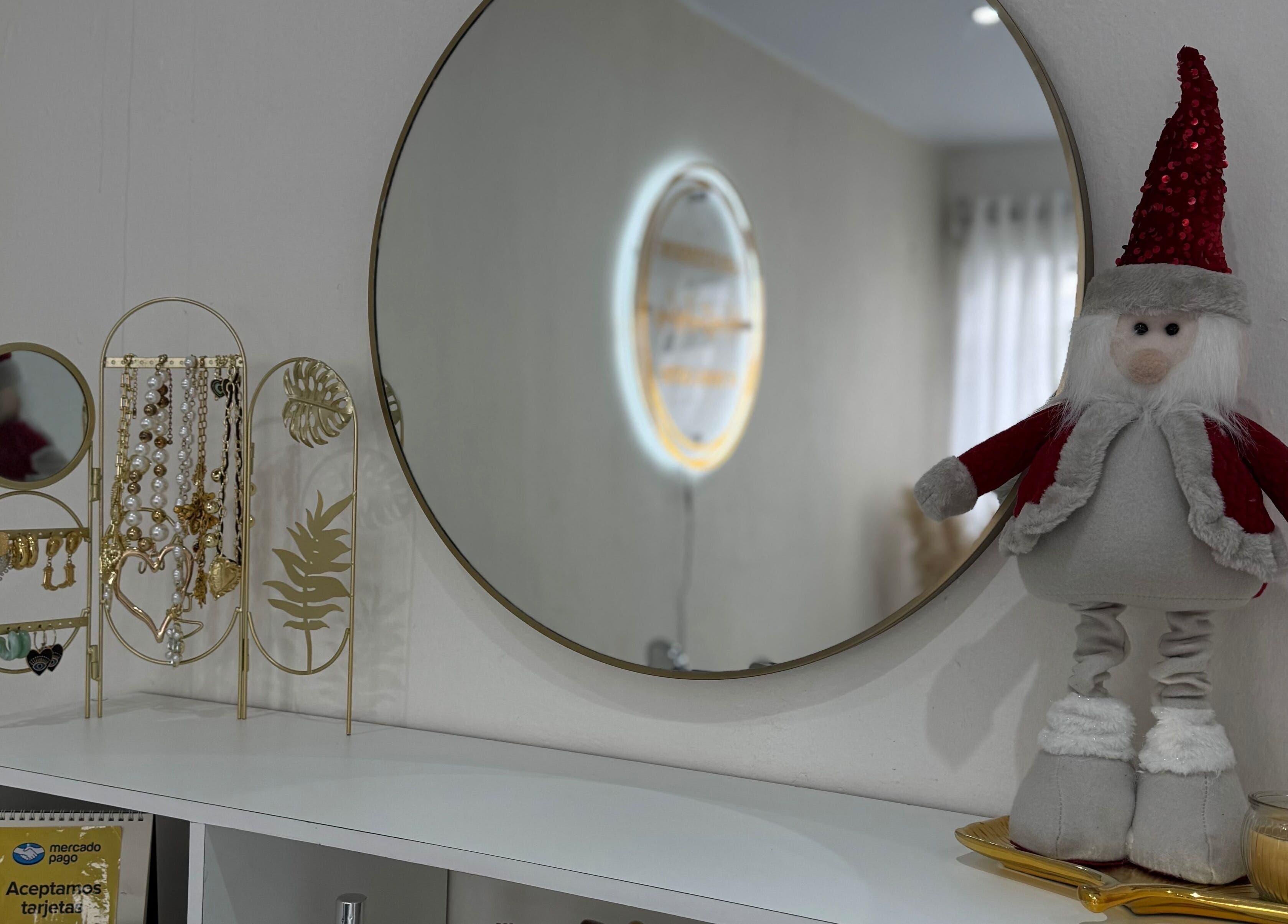 Decoración navideña y espejo en Diana Castro | BROWS & LASHES, Zapopan, Jalisco, MX.