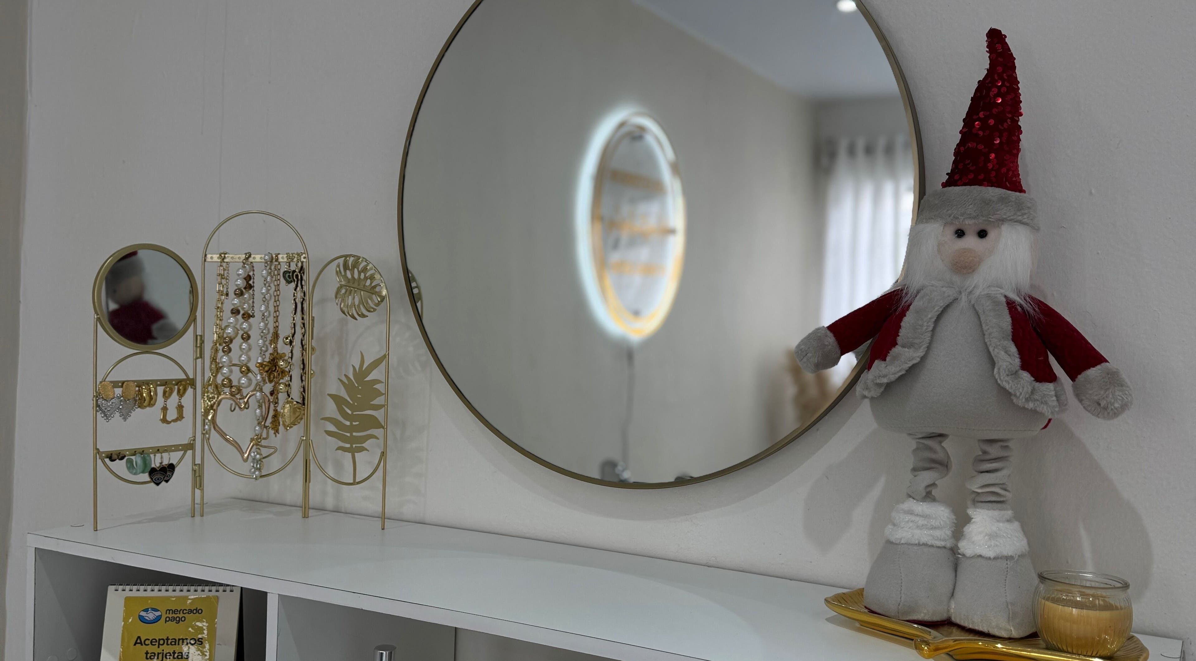 Decoración navideña y espejo en Diana Castro | BROWS & LASHES, Zapopan, Jalisco, MX.