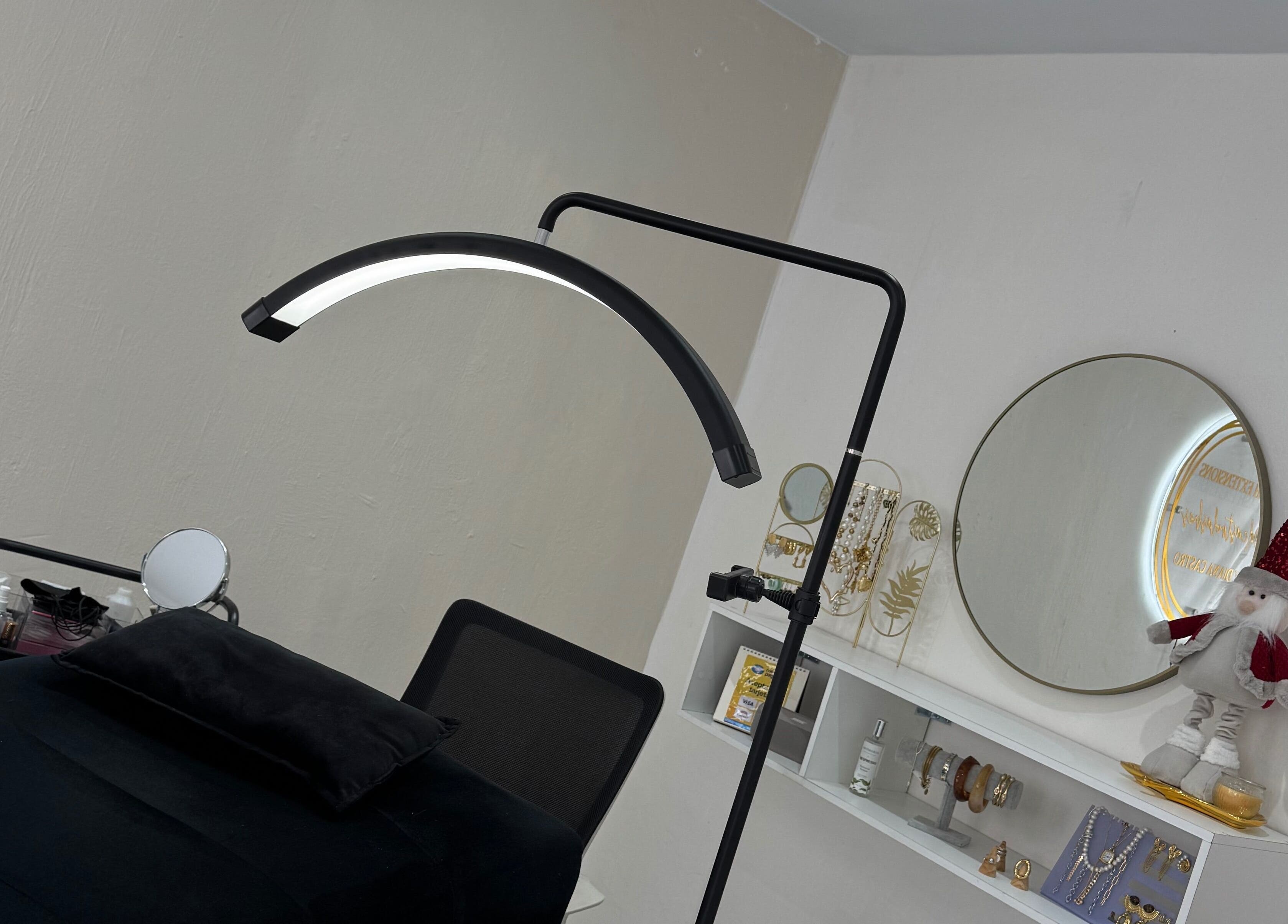 Espacio acogedor en Diana Castro | BROWS & LASHES, Zapopan, Jalisco, MX con espejo y lámpara moderna.