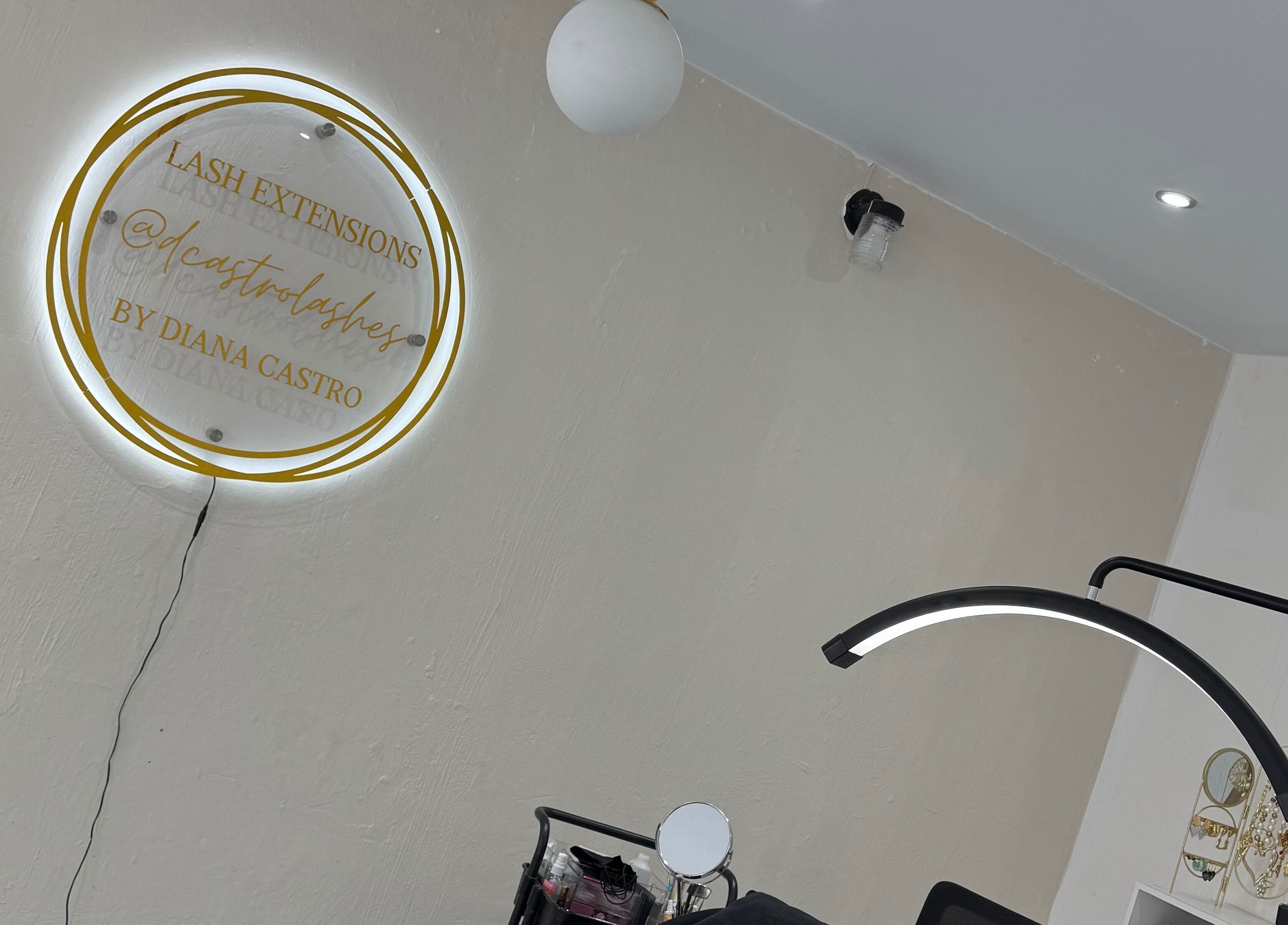 Espacio de comodidad en Diana Castro | BROWS & LASHES en Zapopan, Jalisco, MX con iluminación y decoración elegante.