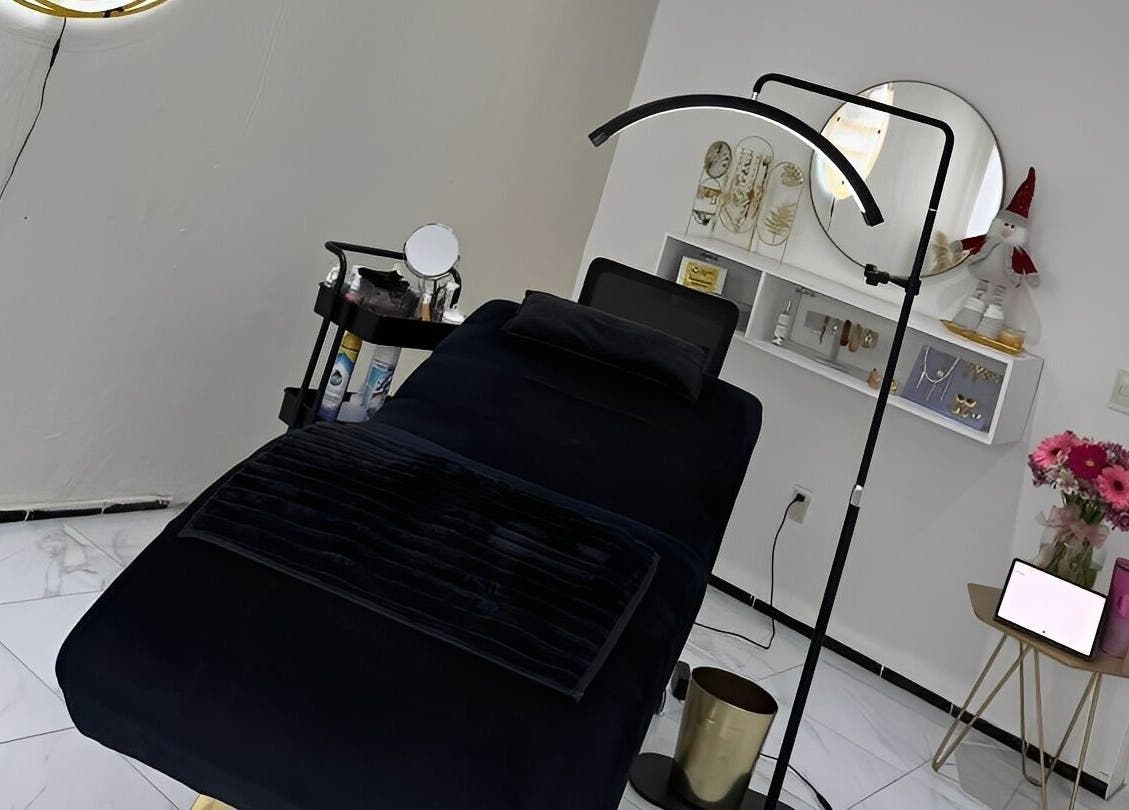 Sala de tratamiento en Diana Castro | BROWS & LASHES, Zapopan, Jalisco, MX con decoración elegante y flores frescas.