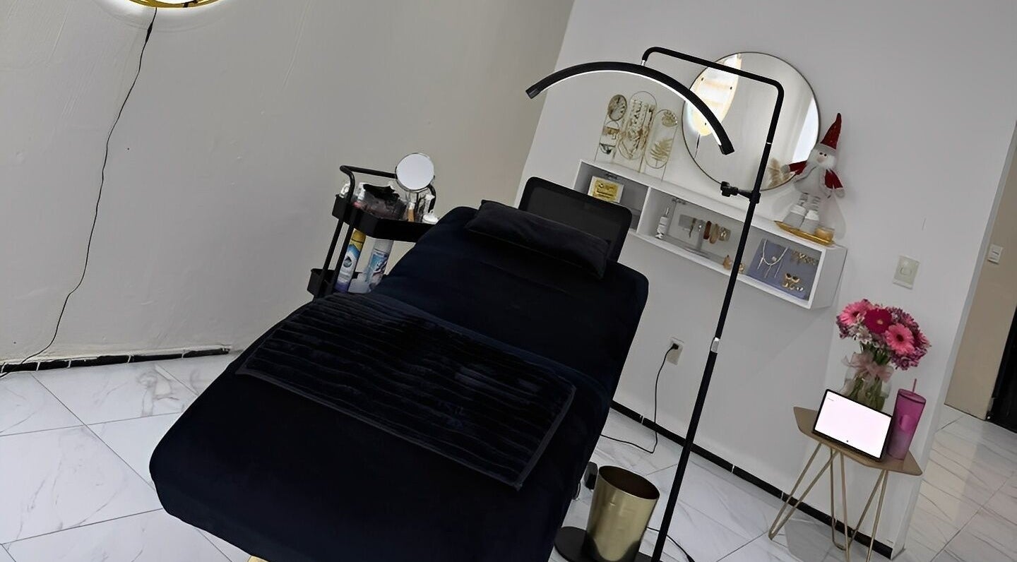 Sala de tratamiento en Diana Castro | BROWS & LASHES, Zapopan, Jalisco, MX con decoración elegante y flores frescas.