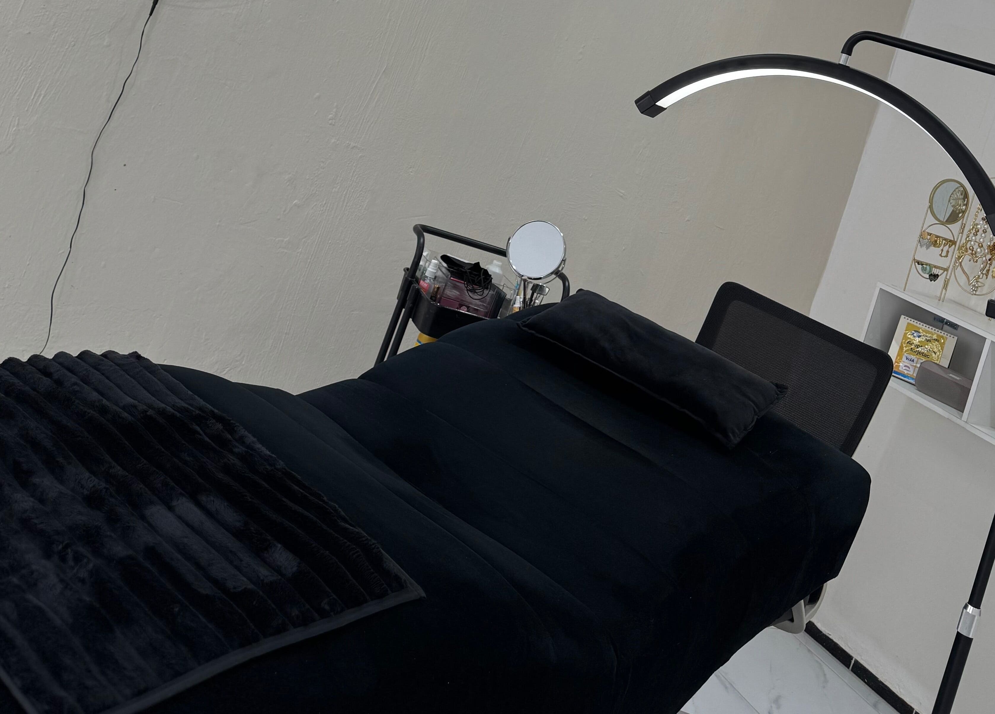 Sala de tratamientos en Diana Castro | BROWS & LASHES, Zapopan, Jalisco, MX, equipada para cejas y pestañas.
