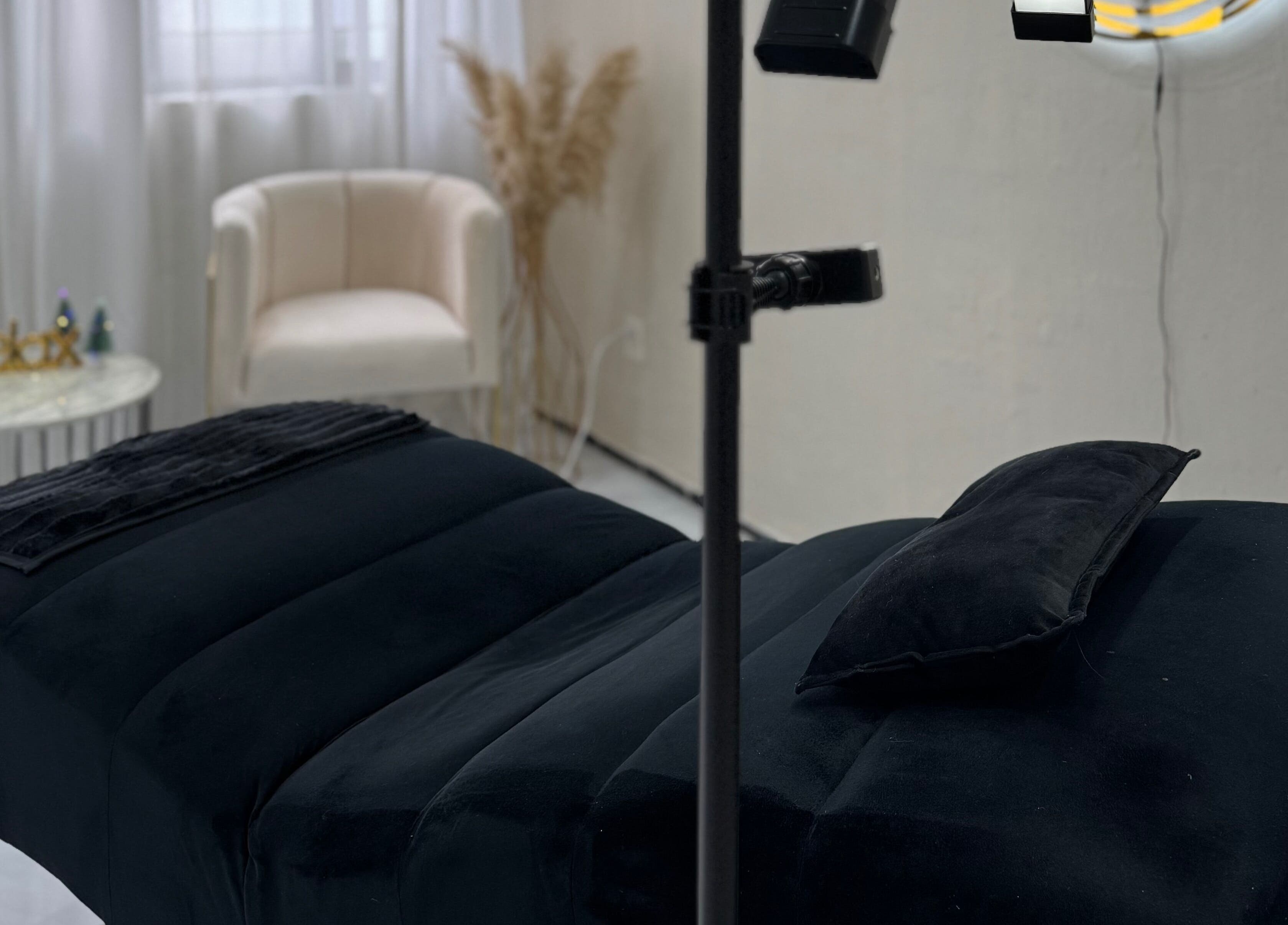 Área de tratamiento en Diana Castro | BROWS & LASHES, Zapopan, Jalisco, MX, con cama y silla elegante.